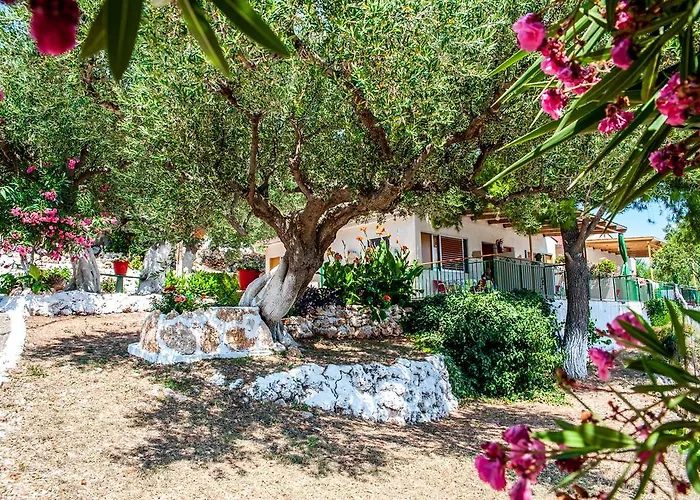 מלון דירות Rogakia Village Est. 1983 4*